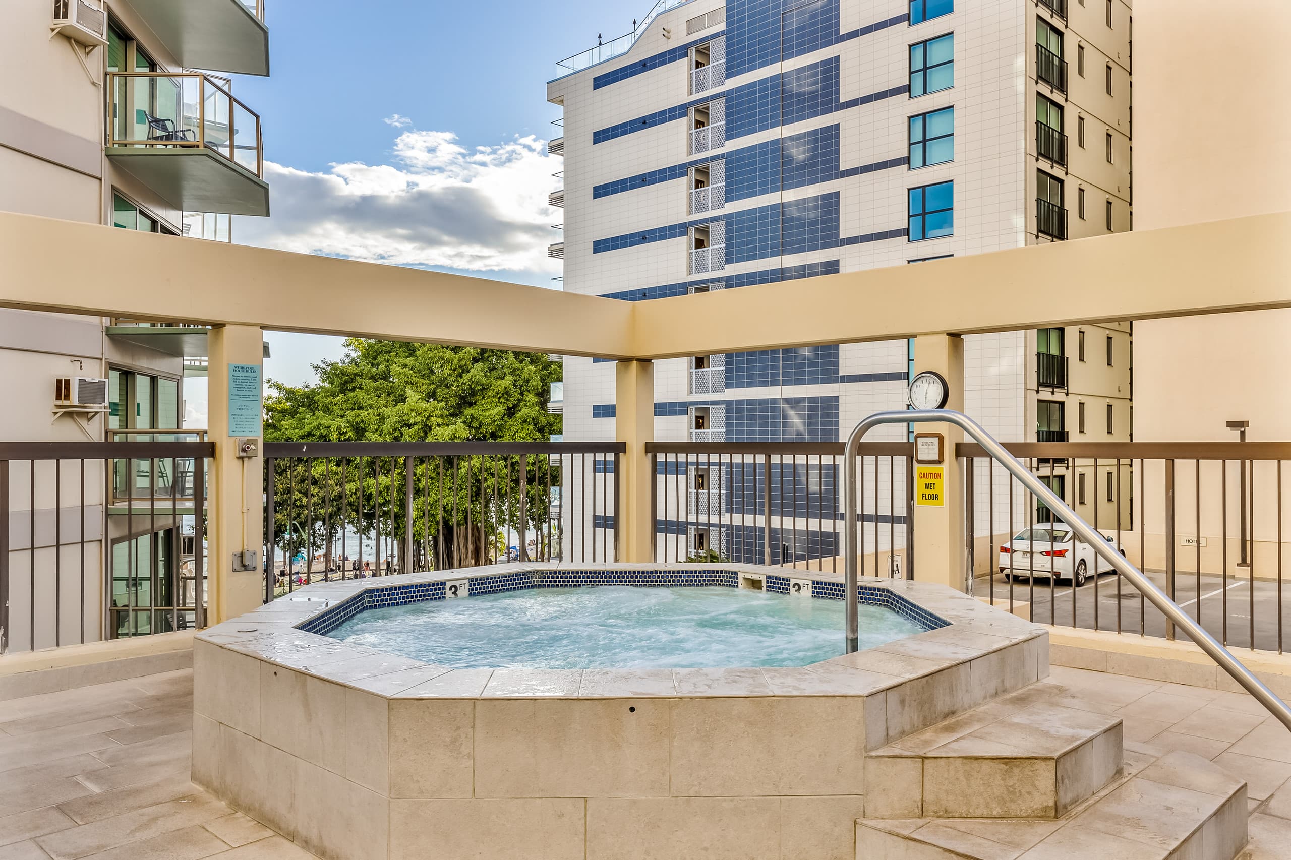 Renovated Waikiki Oceanfront Large Penthouse - Image 41