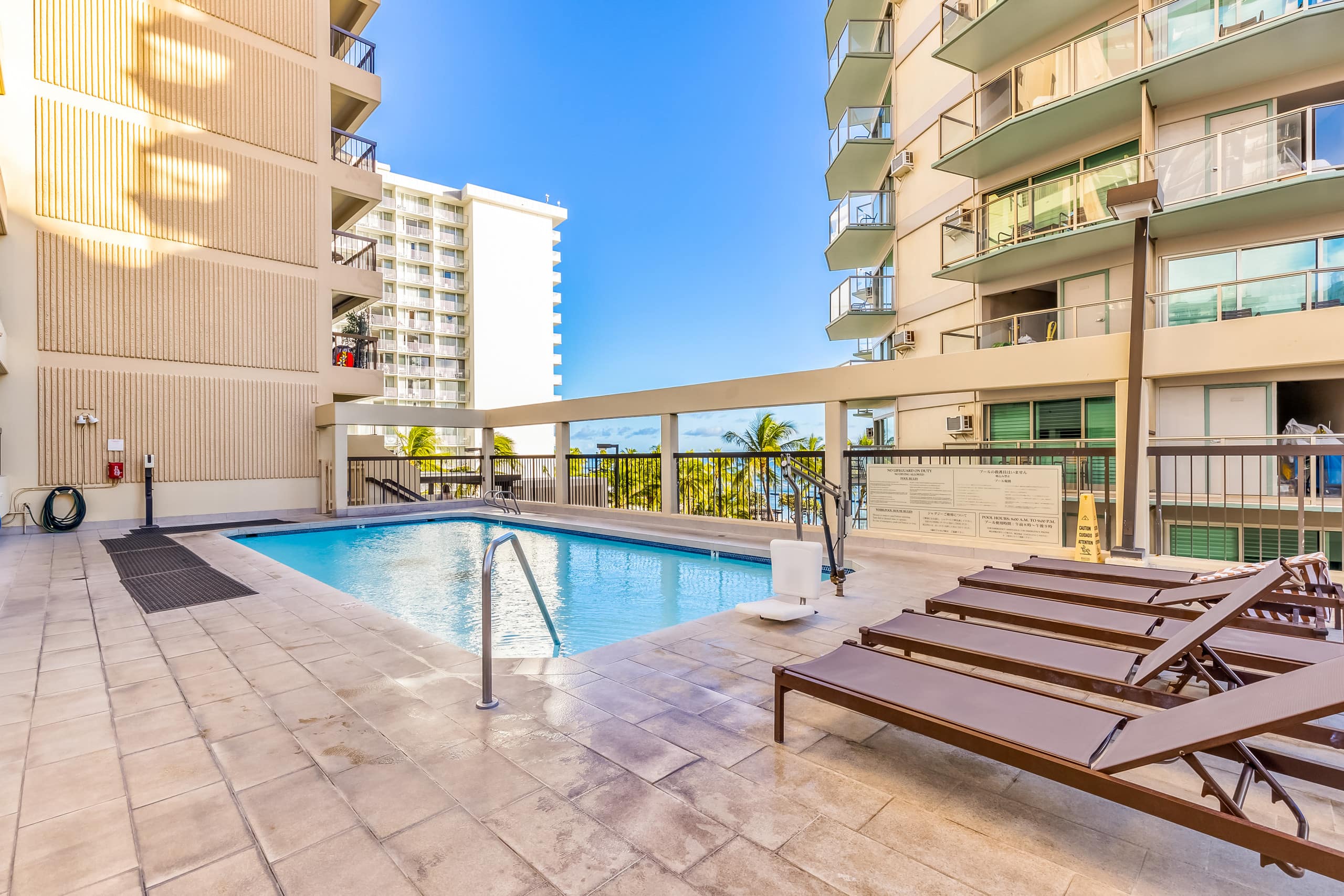 Renovated Waikiki Oceanfront Large Penthouse - Image 40