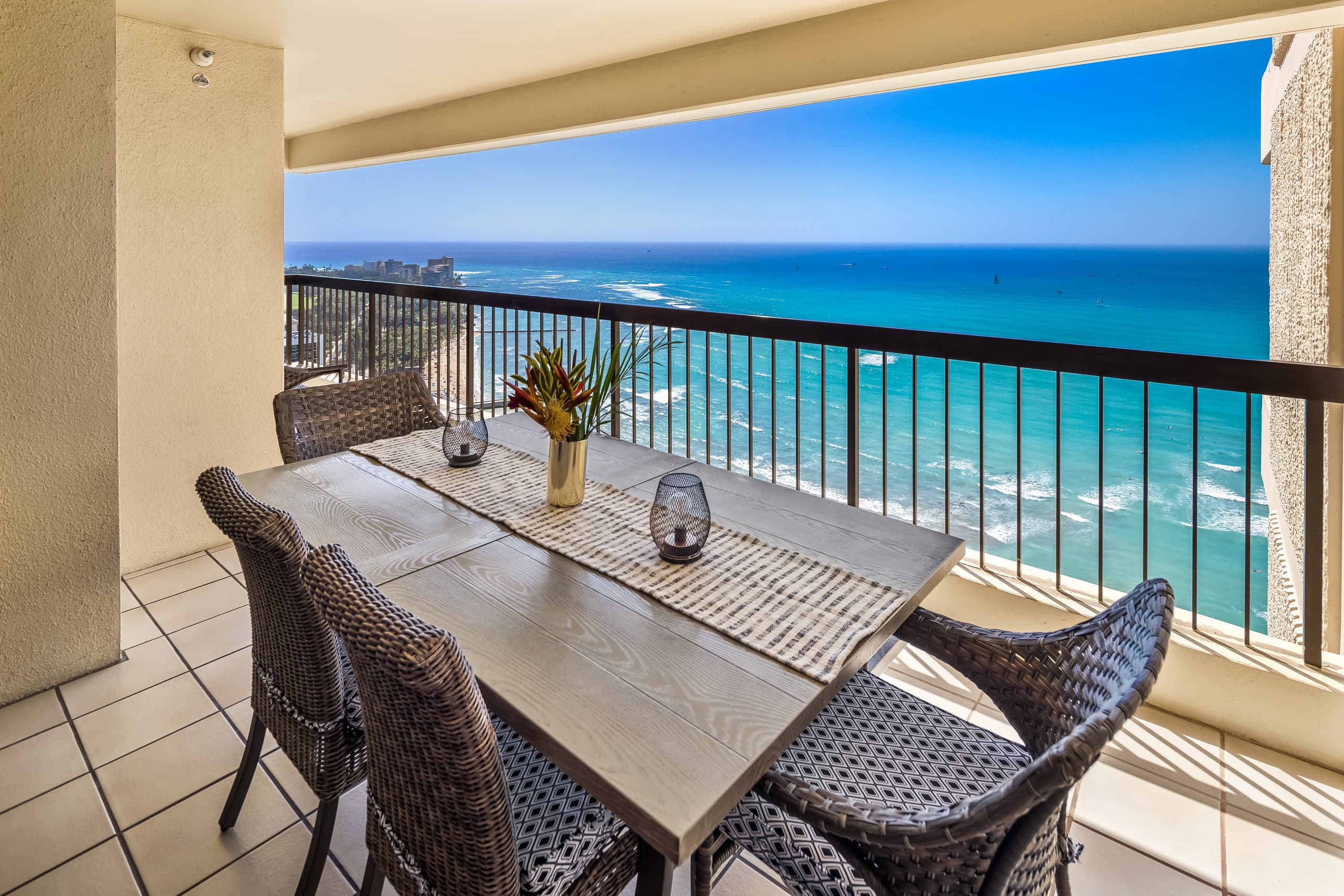 Renovated Waikiki Oceanfront Large Penthouse - Image 12