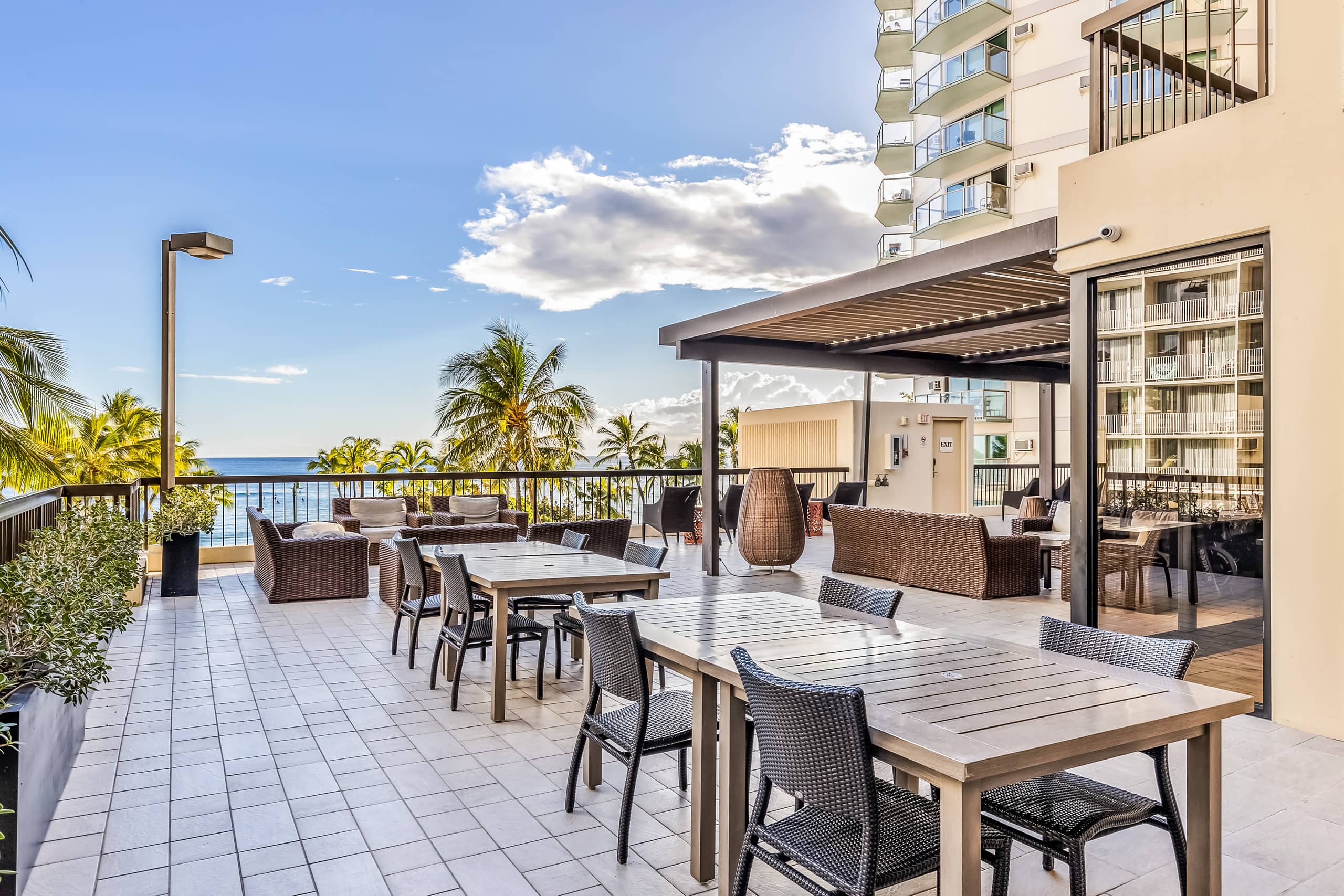 Renovated Waikiki Oceanfront Large Penthouse - Image 25