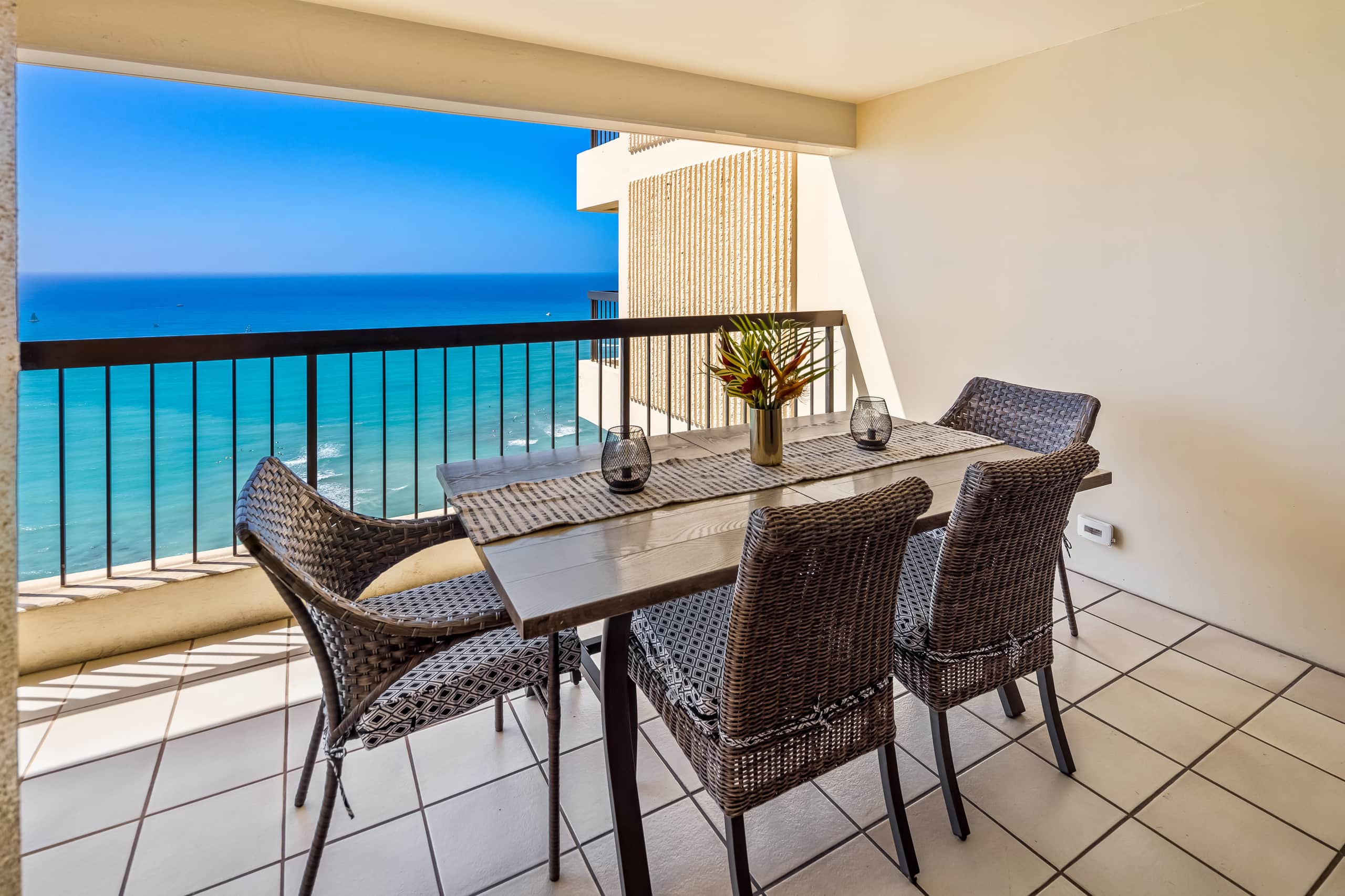 Renovated Waikiki Oceanfront Large Penthouse - Image 11