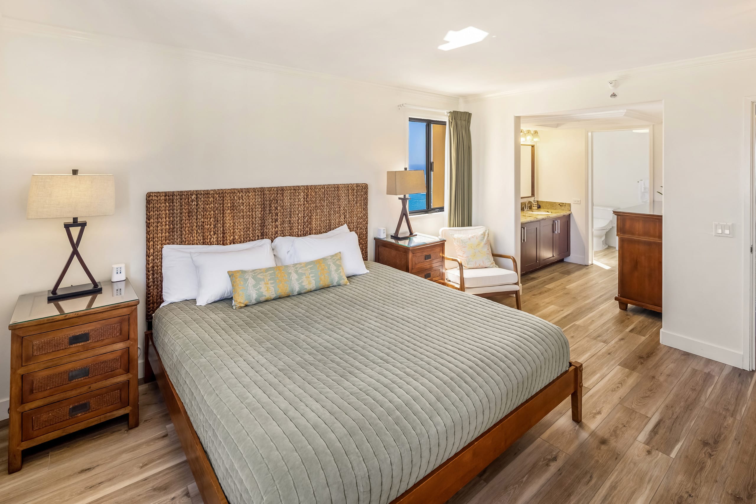 Renovated Waikiki Oceanfront Large Penthouse - Image 16