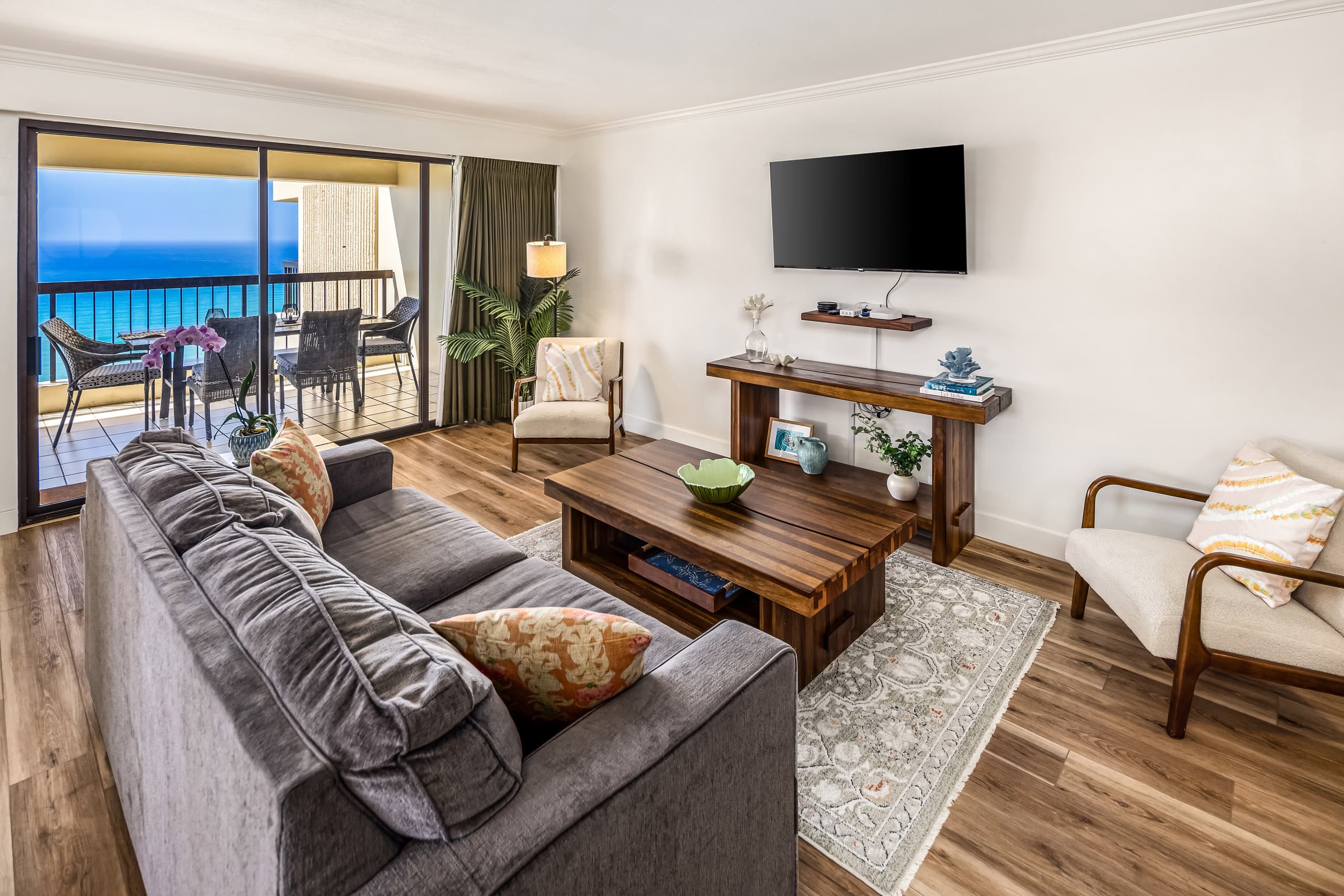 Renovated Waikiki Oceanfront Large Penthouse - Image 4