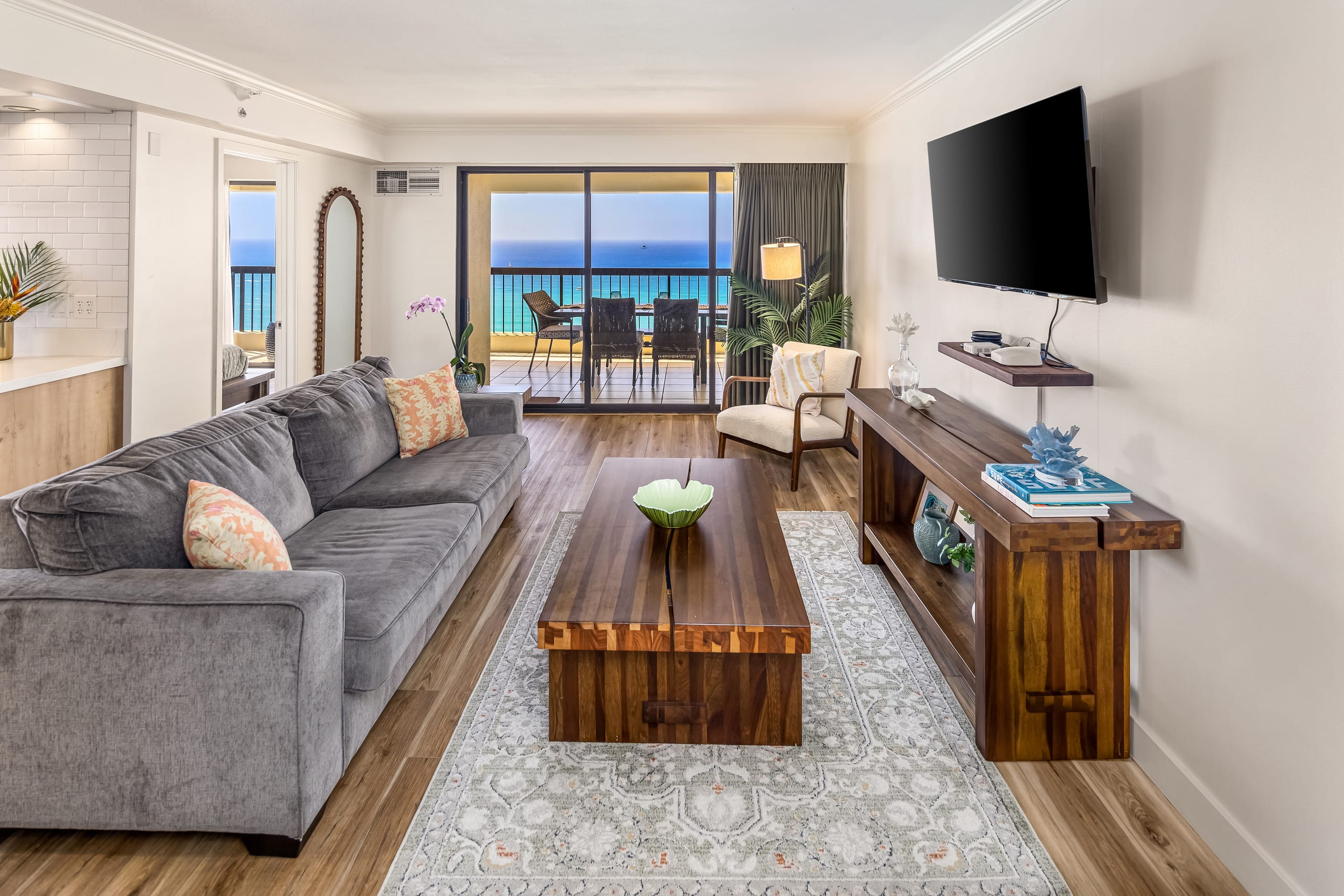 Renovated Waikiki Oceanfront Large Penthouse - Image 2