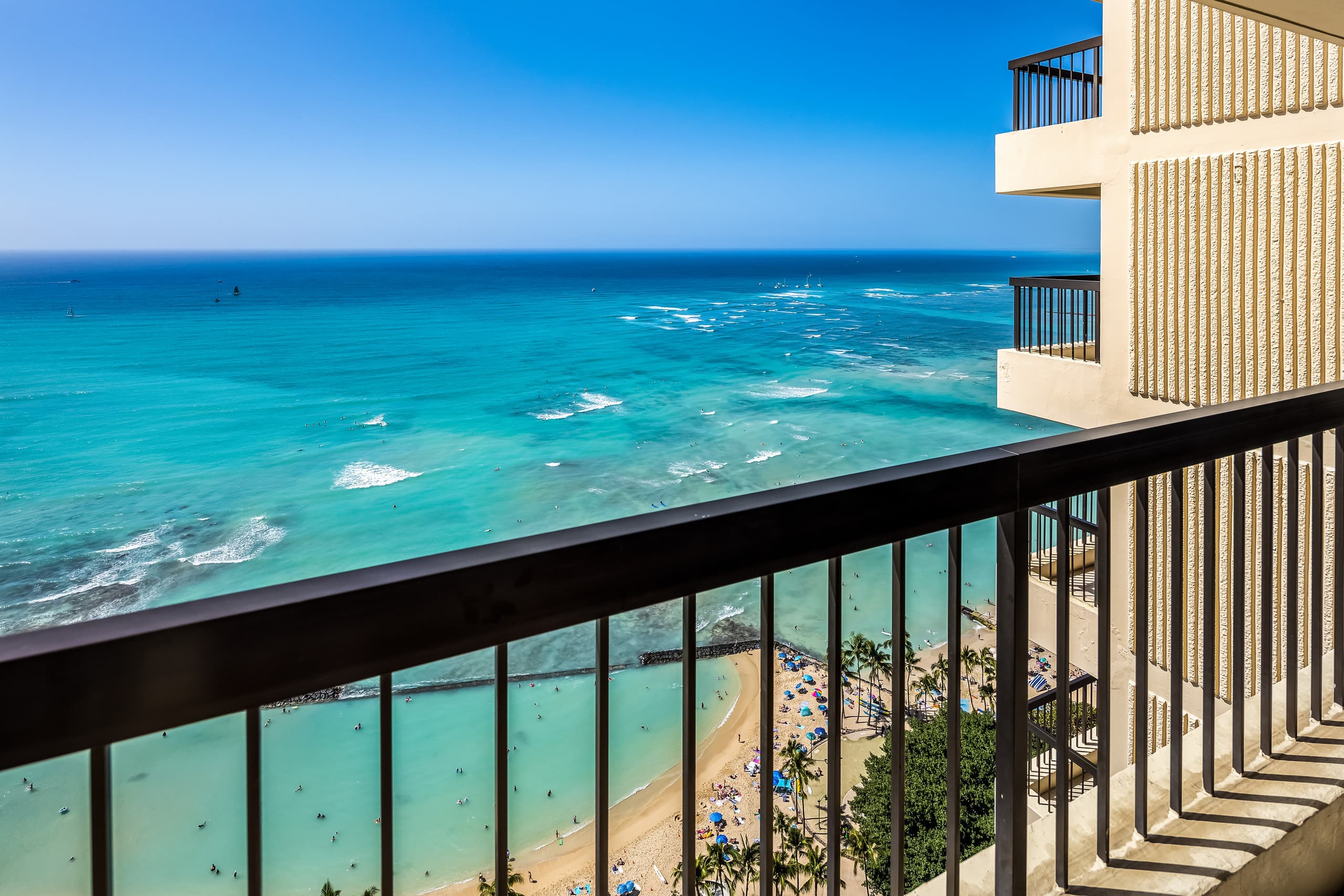 Renovated Waikiki Oceanfront Large Penthouse - Image 32