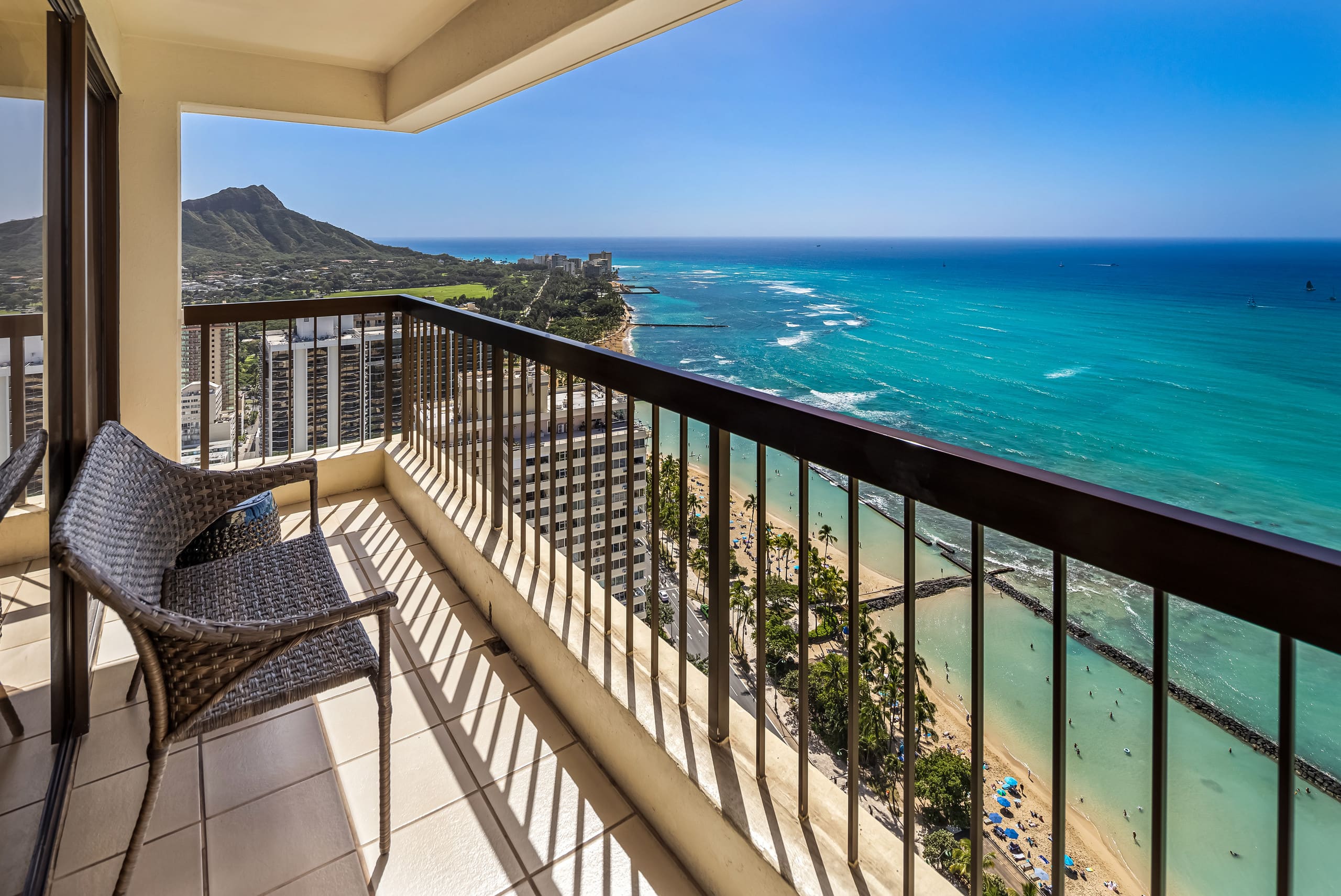 Renovated Waikiki Oceanfront Large Penthouse - Image 31
