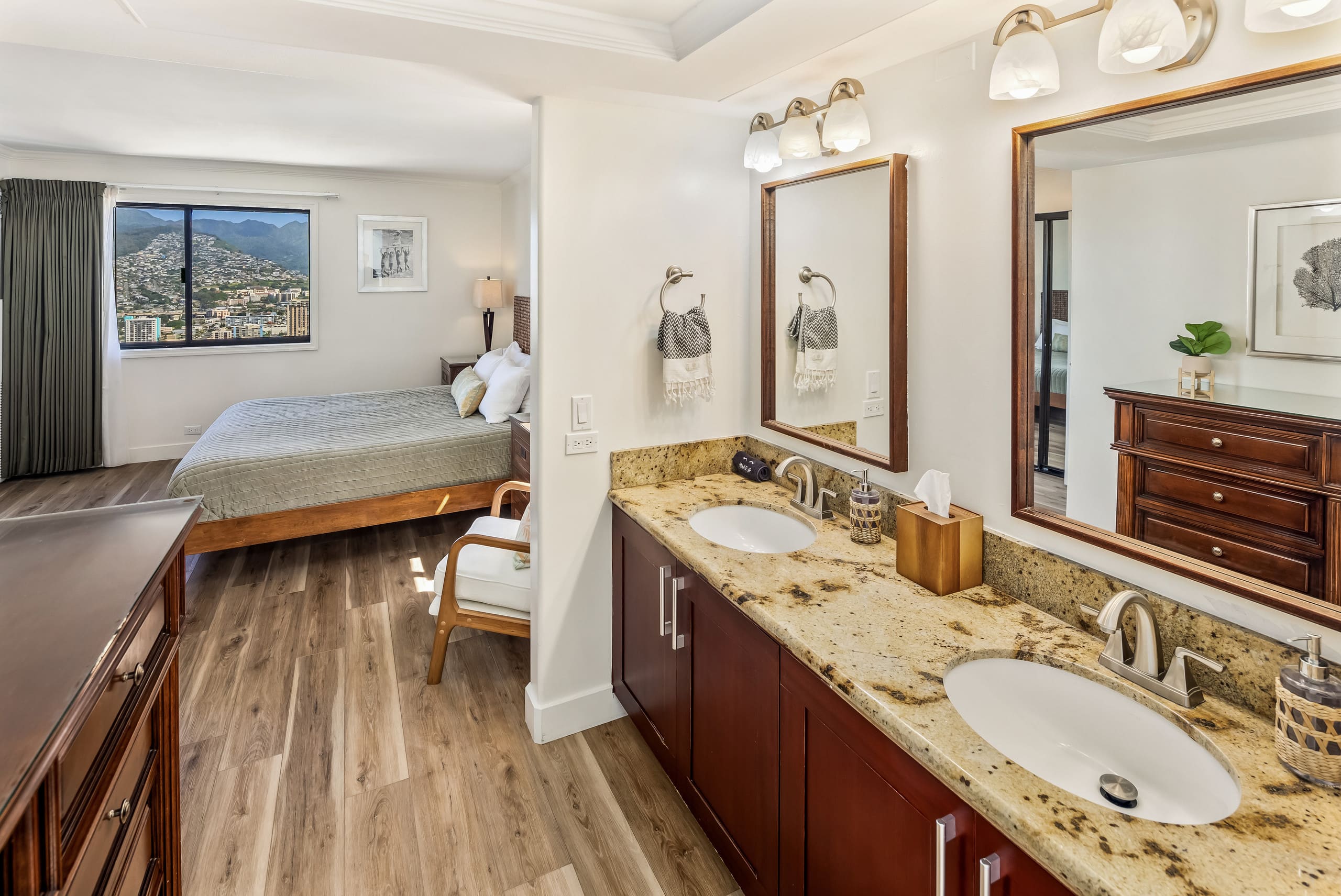 Renovated Waikiki Oceanfront Large Penthouse - Image 22