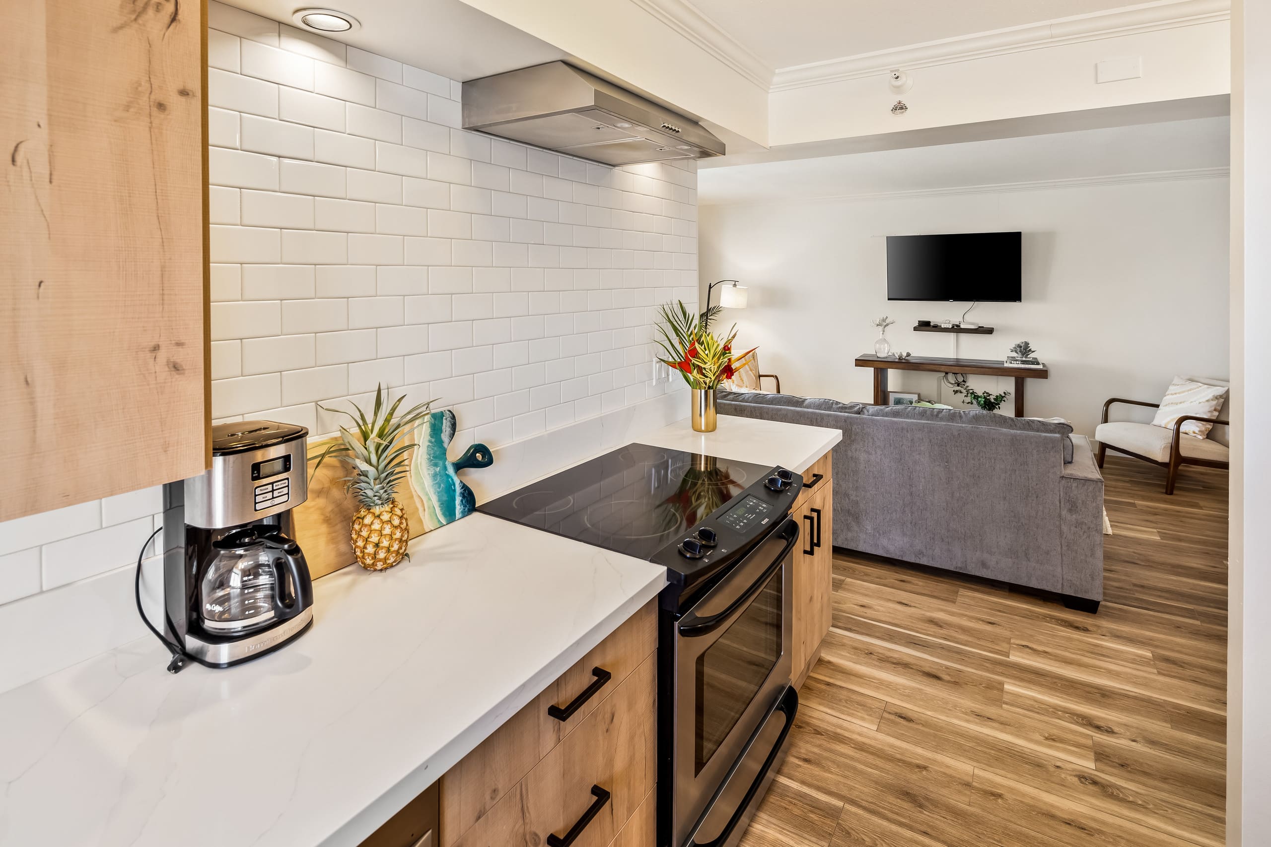 Renovated Waikiki Oceanfront Large Penthouse - Image 10