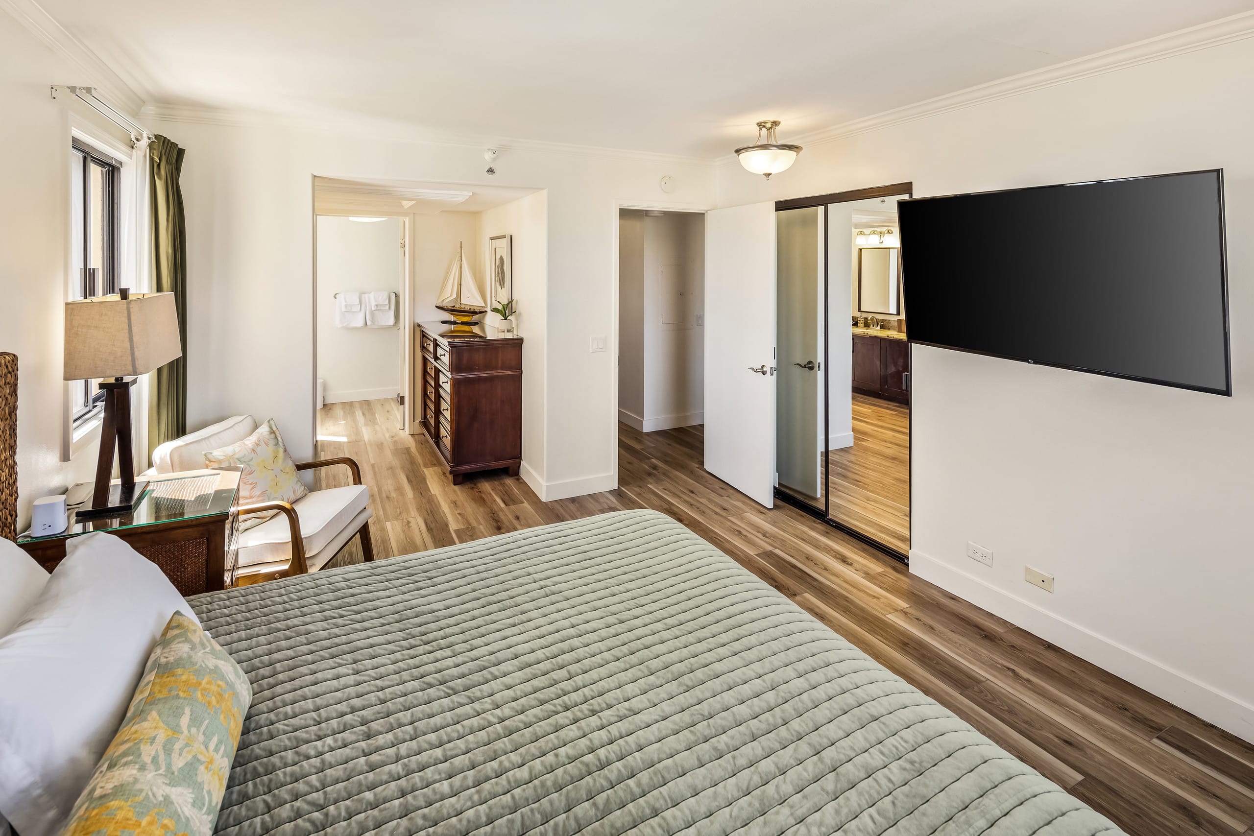 Renovated Waikiki Oceanfront Large Penthouse - Image 19