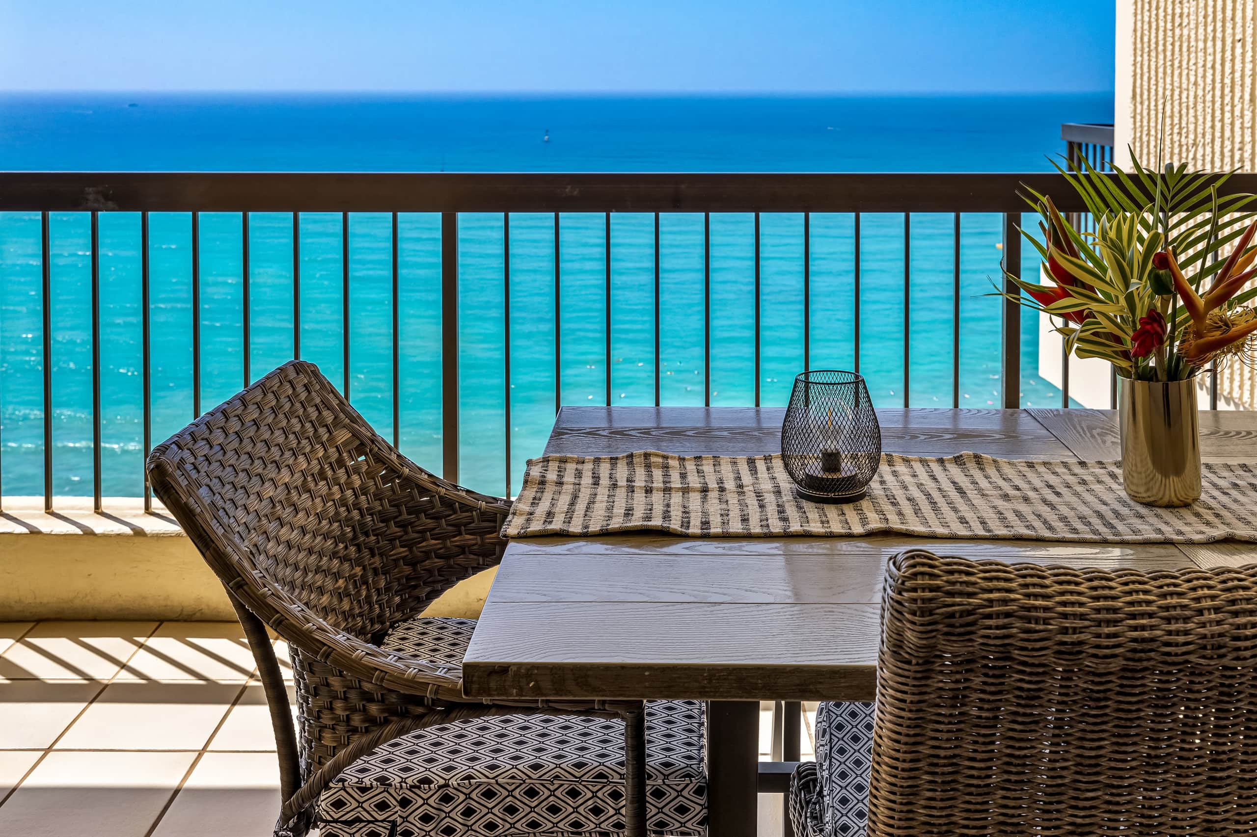 Renovated Waikiki Oceanfront Large Penthouse - Image 13