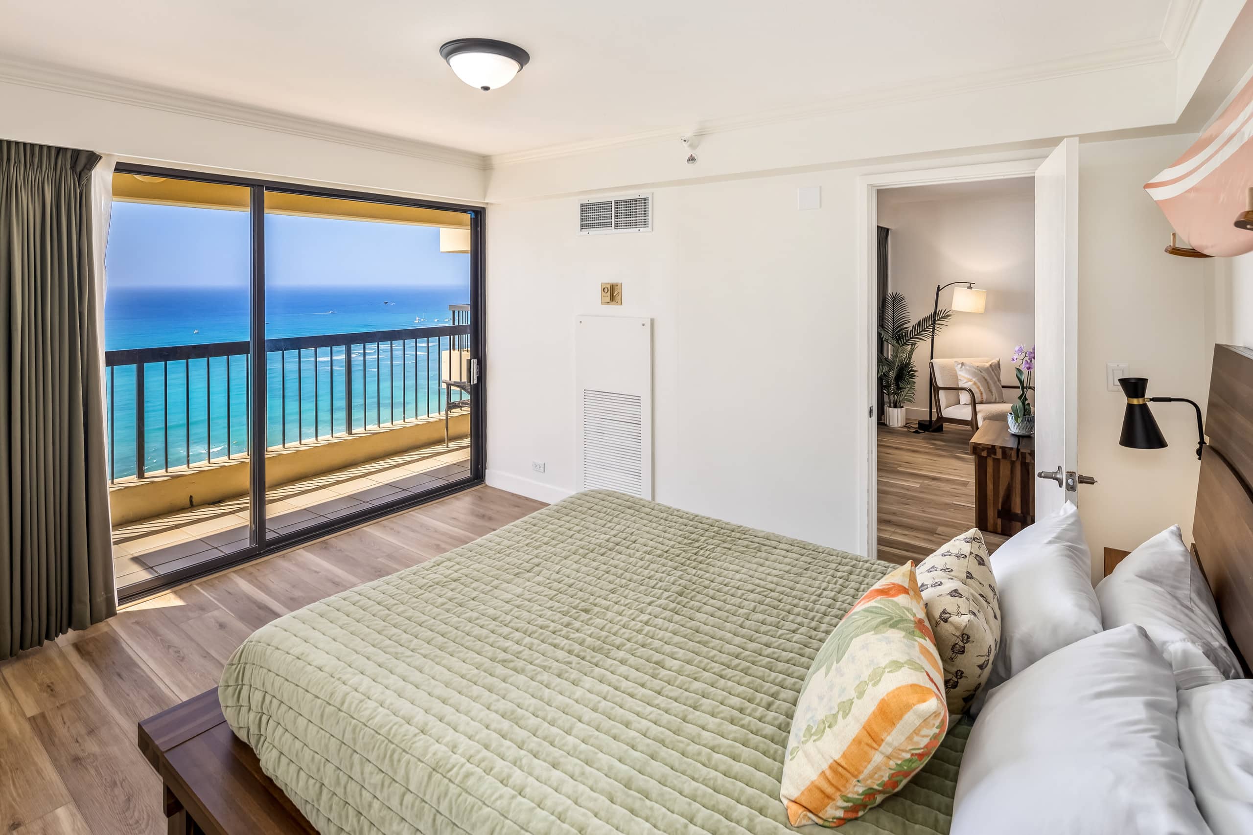 Renovated Waikiki Oceanfront Large Penthouse - Image 45