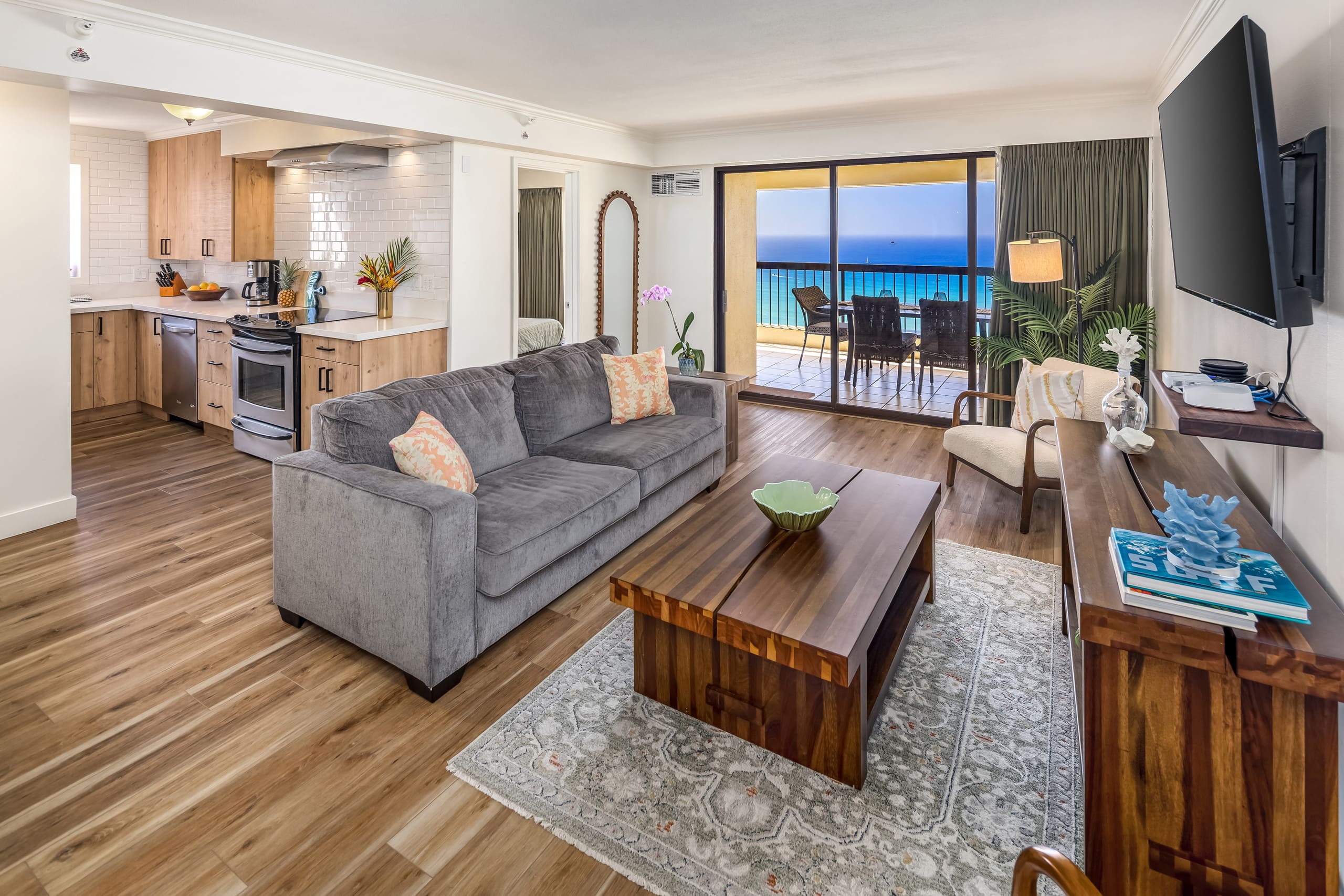 Renovated Waikiki Oceanfront Large Penthouse - Image 1