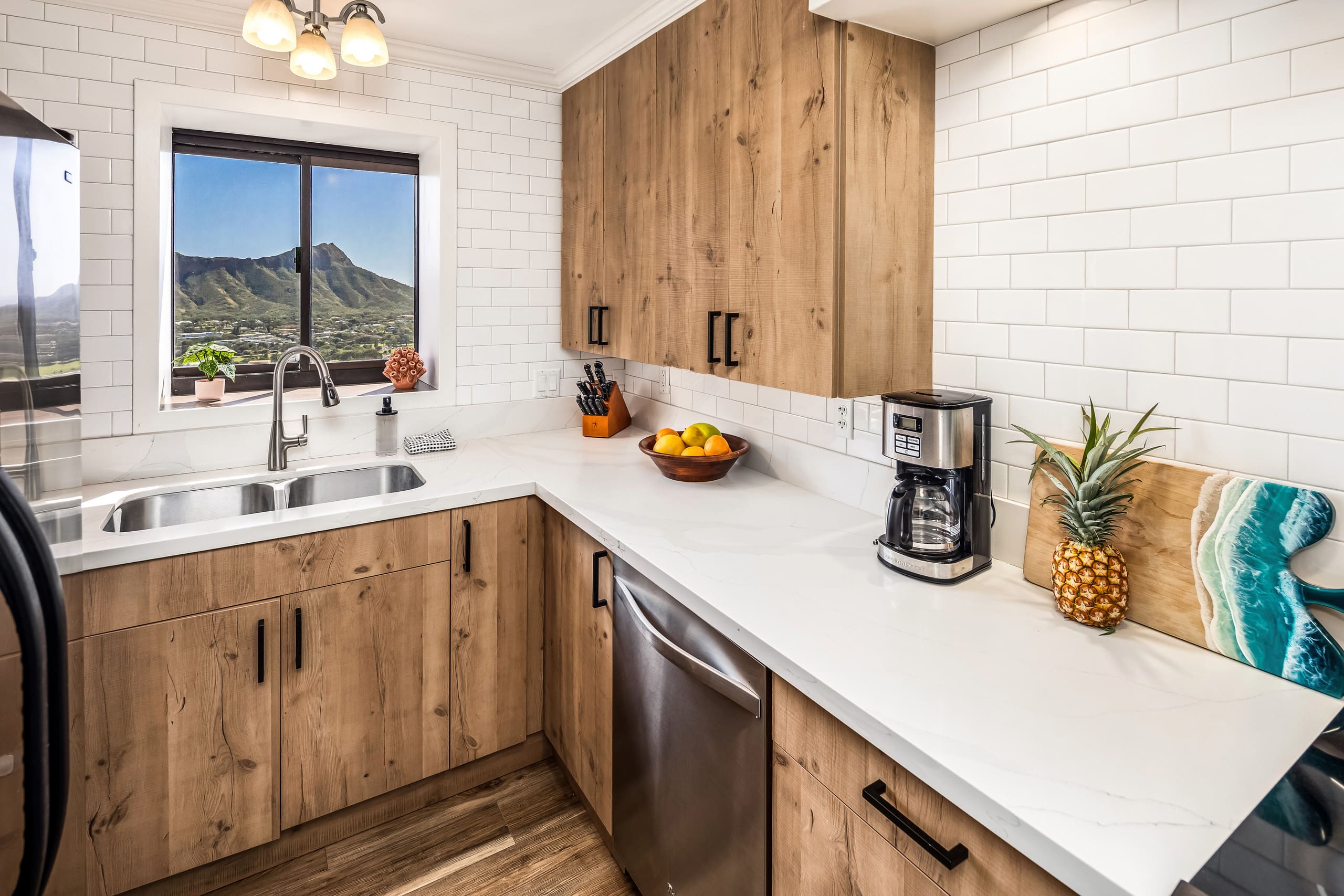 Renovated Waikiki Oceanfront Large Penthouse - Image 8