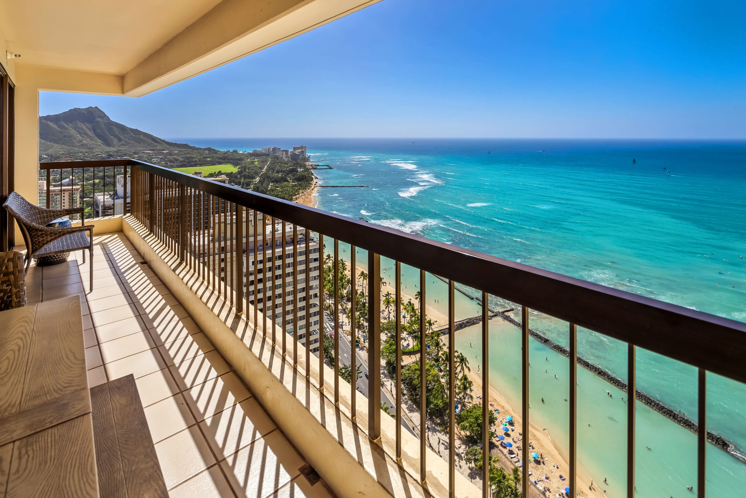 Renovated Waikiki Oceanfront Large Penthouse - Image 30