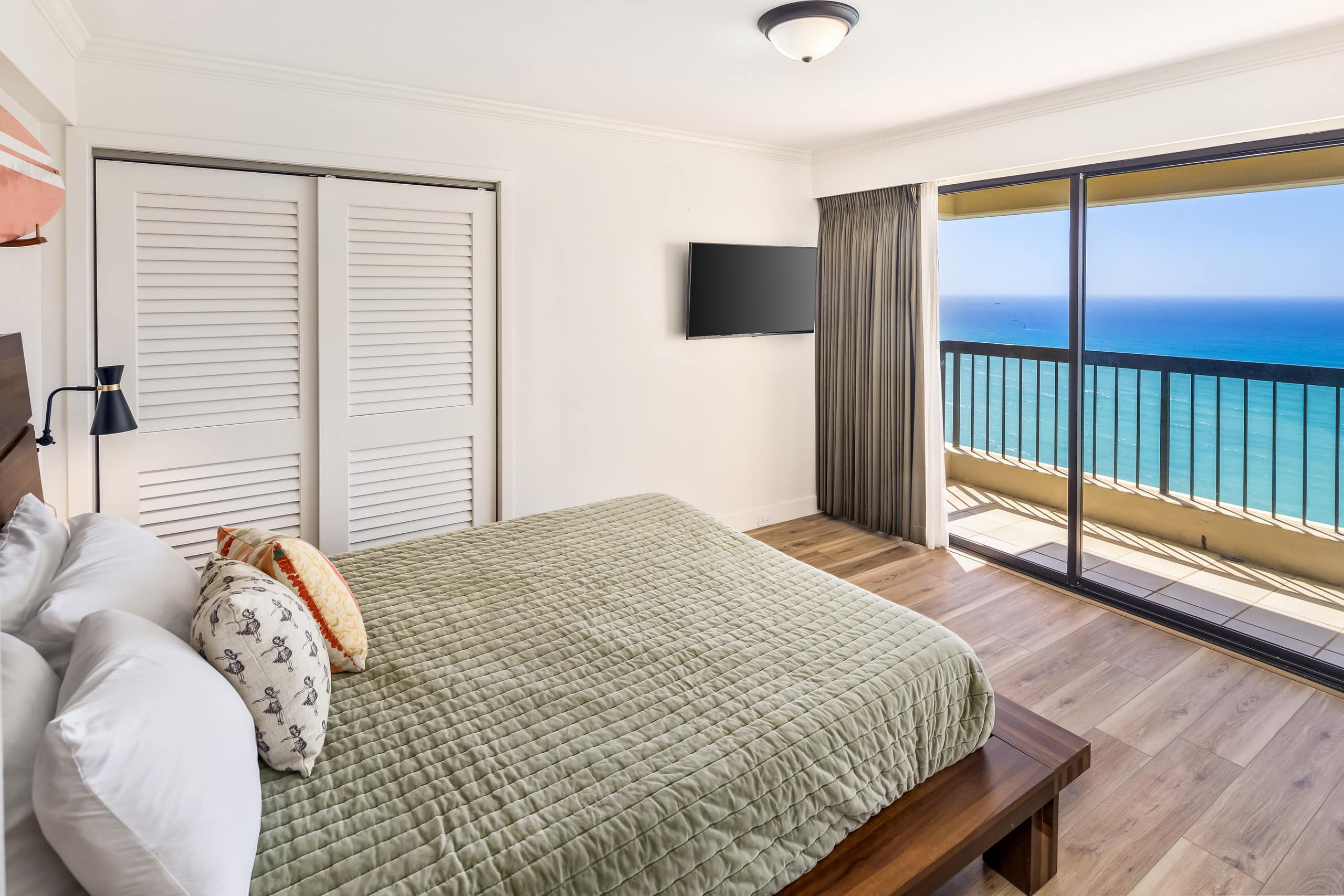 Renovated Waikiki Oceanfront Large Penthouse - Image 43