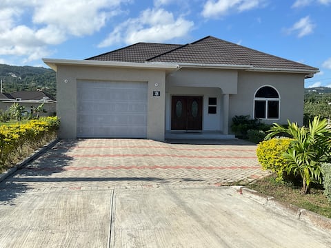 Lakeside Villa • Spacious Villa Near the Beach