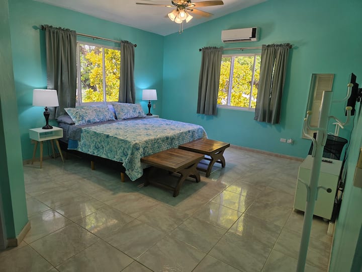 Amplio tercer dormitorio con cama tamaño king.