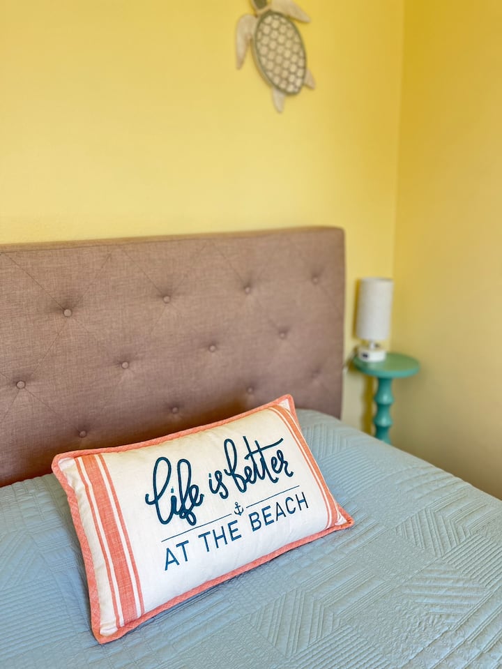 ✨️️La troisième chambre ressemble à une escapade sur la plage. Avec un lit queen size, vous dormirez le long des tortues de mer.✨