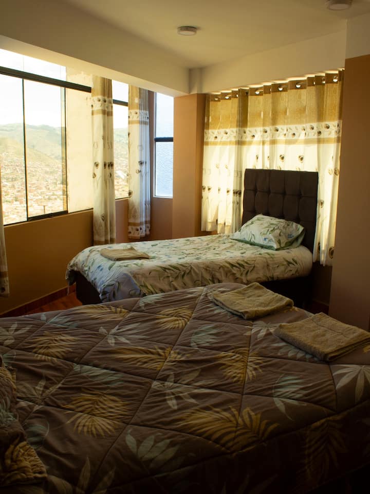 Chumba cha watu 3 chenye madirisha makubwa yanayokuwezesha kufurahia kikamilifu mandhari ya kuvutia.