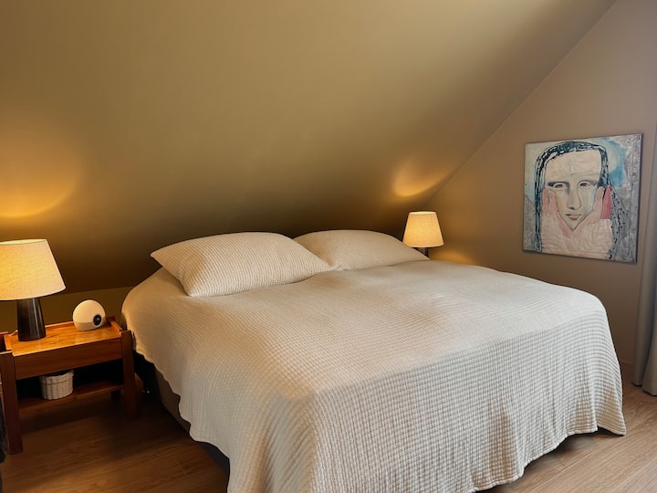 เตียงคิงไซส์สะดวกสบายพร้อมผ้านวม 2 ผืนและผ้าปูที่นอนคุณภาพพรีเมี่ยม