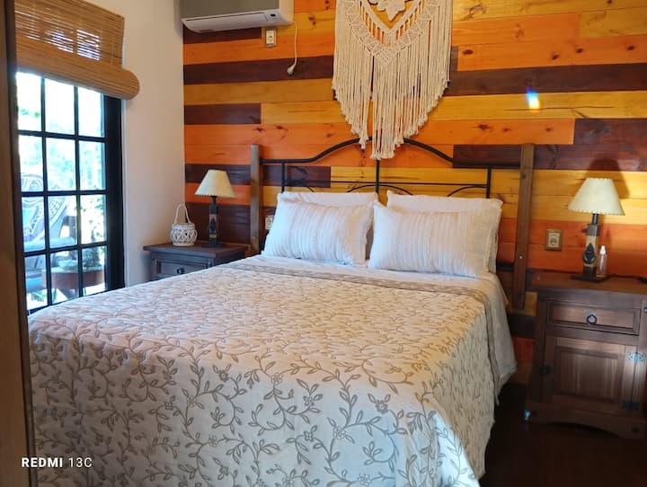 غرفة نوم رئيسية مع مكيف هواء، وإطلالة جميلة على أشجار الصنوبر في الأمام، وخزانة فردية لكل غرفة نوم 