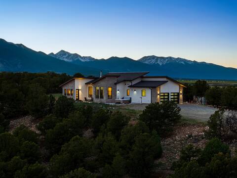 360 views & Private Hot Tub (Near the Hot Springs)