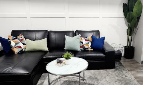 Top Airbnb: 3BR Townhome | Sleeps 6 | Full Kitchen | King Bed in Peguis