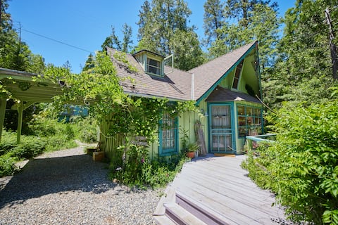 Cookiebutter Cabins! 5 Cabins + 10’ Cowboy Hot Tub