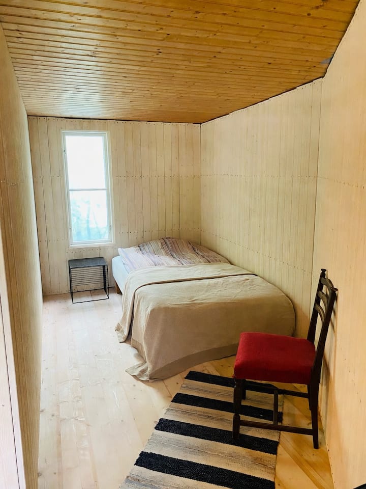 An extra bed that can only be used for extra booking. Ask in advance before your reservation if you think you may need this. It's in the vestibule. A cooler space inside the front door.