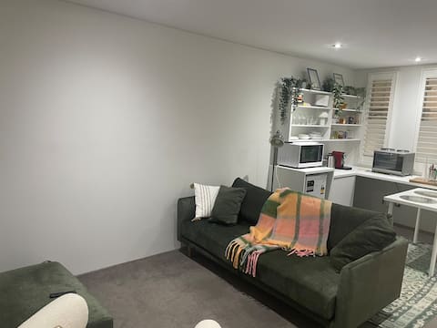 Successful Airbnb property: small studio/duplex “Art de Vivre” in North Melbourne