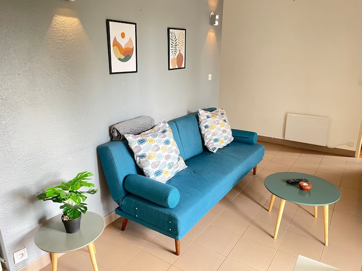 ಸೋಫಾ ಹಾಸಿಗೆ ಒಬ್ಬ ವ್ಯಕ್ತಿಗೆ ಹಾಸಿಗೆಯಾಗಿದೆ.