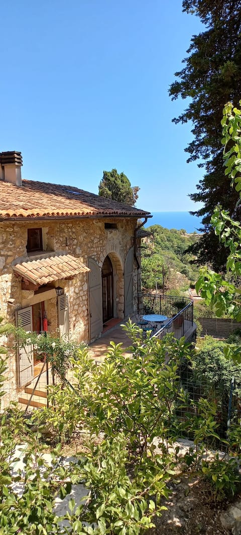 Perfectly located house, exceptional sea views