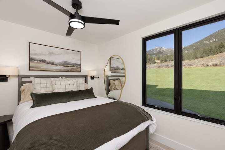 Lala chini ya nyota na uamke wakati jua linang'aa kwenye vilele vya milima