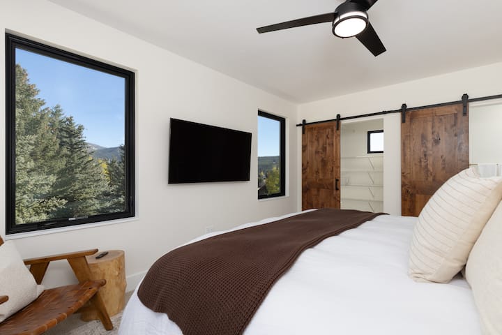 Chumba cha kulala cha kupendeza chenye joto na starehe cha Ghorofa ya 2 chenye kabati la kuingia na bafu la kujitegemea