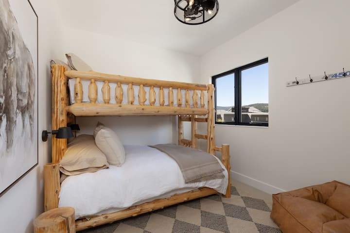 Kulala hadi watu 4 katika kitanda hiki cha ghorofa cha Twin over Queen + godoro la kuvuta la kitanda cha Twin (inchi 4).  Matandiko yenye joto na starehe kubwa yenye taa za usiku za kibinafsi na vipande vya umeme (AC nyingi, USB-A, na matundu ya USB-C kwenye ngazi zote mbili).    