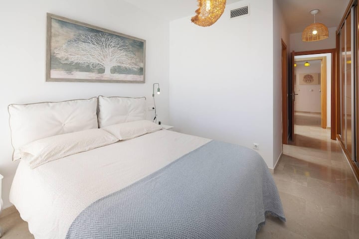 ห้องนอนใหญ่พร้อมห้องน้ำในตัว 