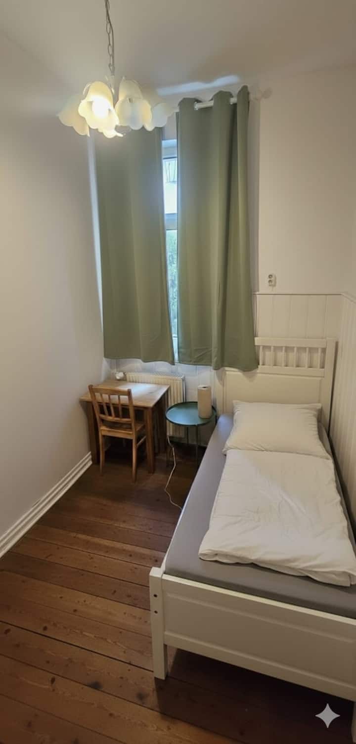Central-neat-affordable | Shared Bath, No Kitchen - Bremen