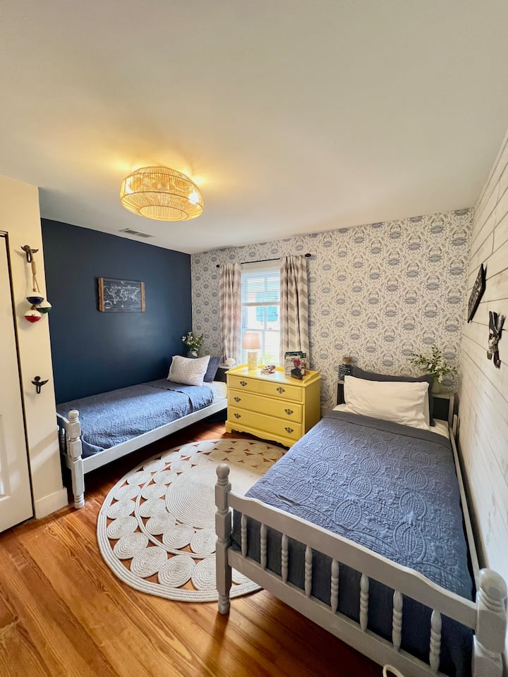 2 twin beds, ceiling fan and a 34” TV for rainy days