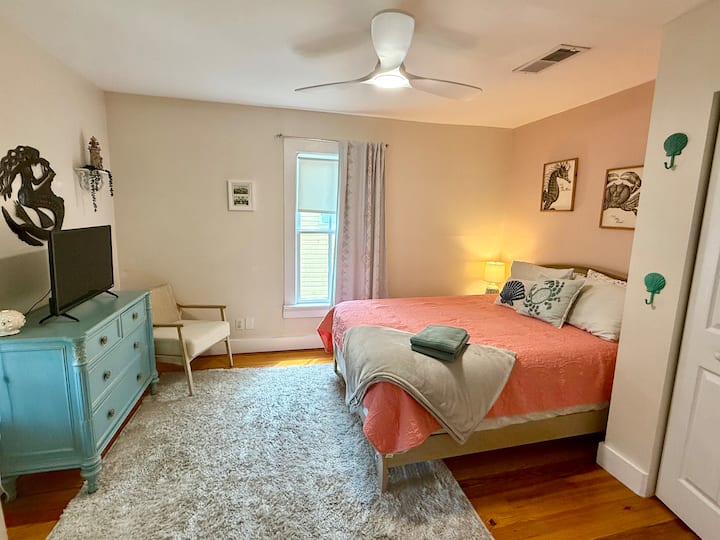 Luxury hybrid pillow top mattress, Smart TV, and balcony