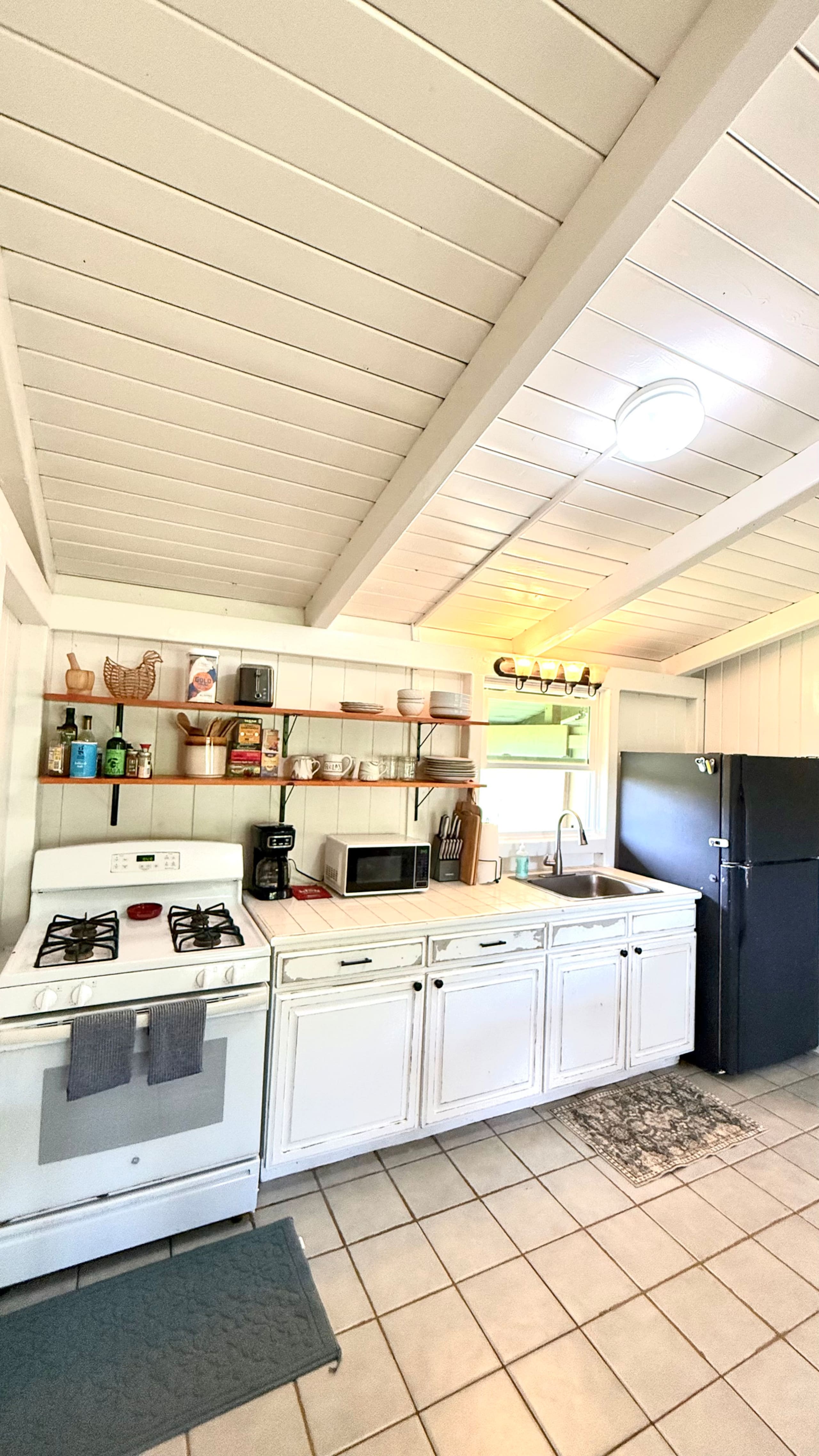 Home in Kilauea · ★4.94 · 2 bedrooms · 3 beds · 1 bath - Photo 7
