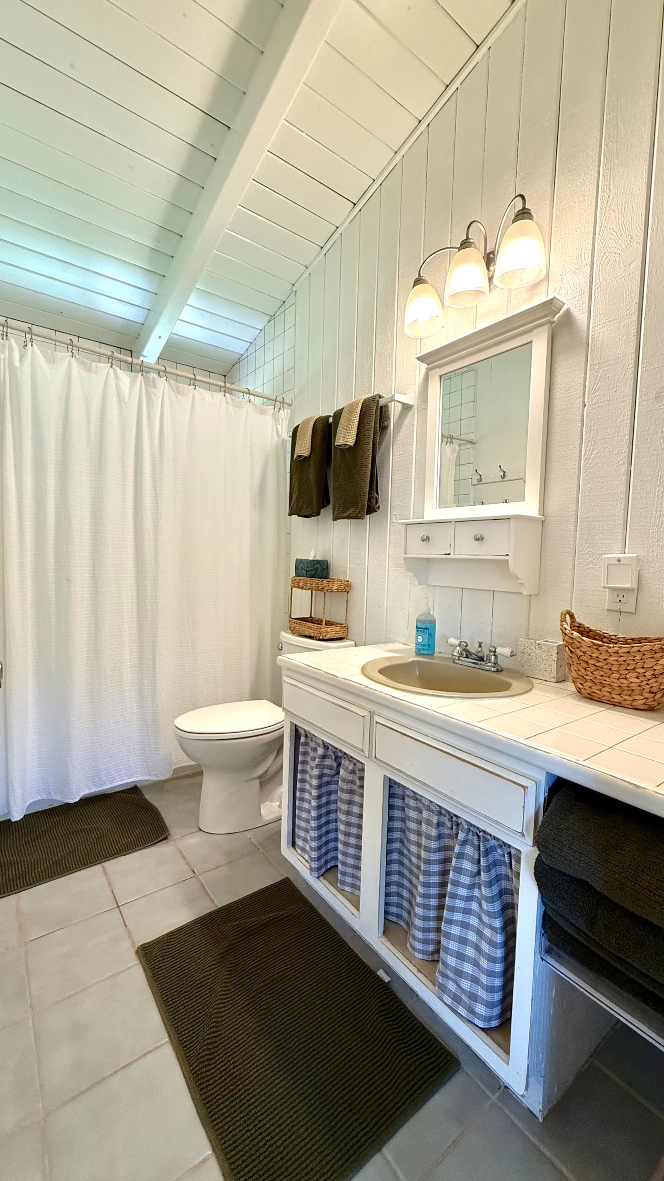 Home in Kilauea · ★4.94 · 2 bedrooms · 3 beds · 1 bath - Photo 16