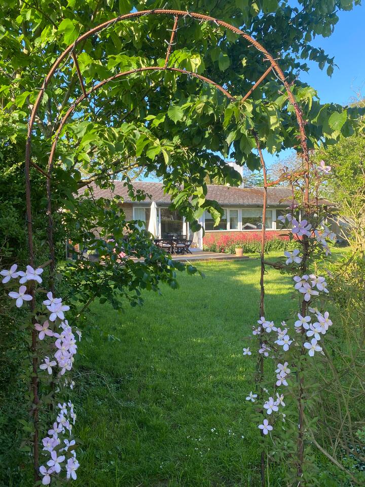 Hyggelig Et-plans Hus Med Dejlig Stor Have - 보른홀름