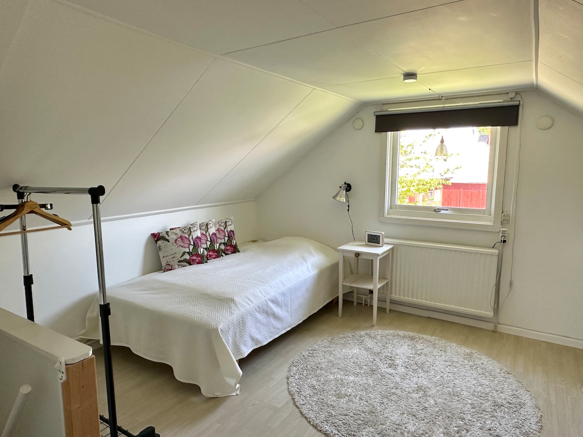 Kitanda kimoja cha sentimita 120 juu. 