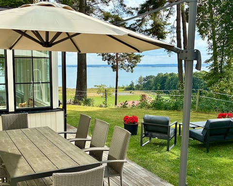 Lake view in charming, spacious home & luxury spa