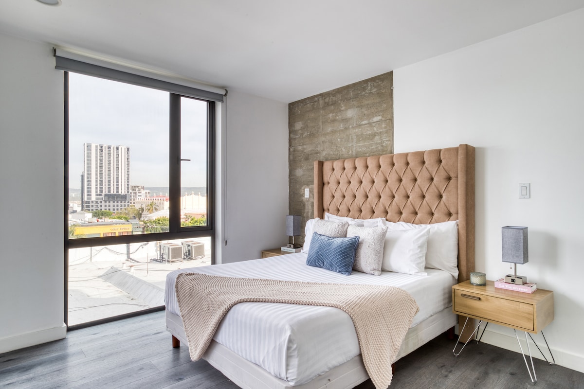 Spavaća soba s visokokvalitetnim bračnim krevetom.