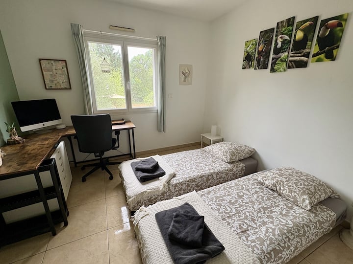 Habitación modular presentada aquí con dos camas individuales, escritorio y espacio de almacenamiento, ideal para niños, adolescentes o dos adultos.