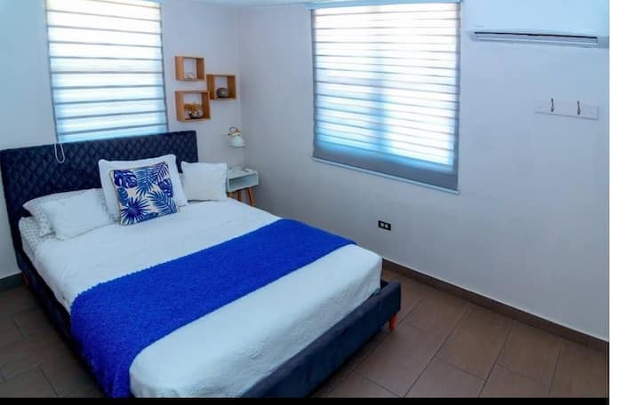 Soba s 1 bračnim krevetom (160x200) i klima-uređajem. 