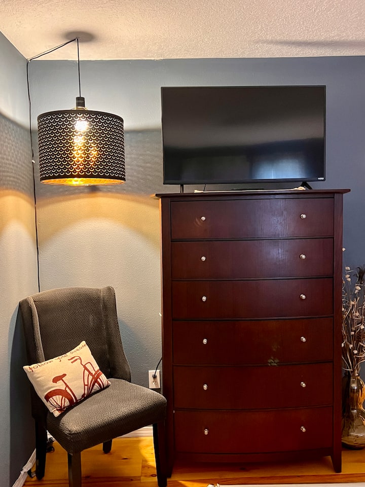 Snuggle up in the primary suite, located on the main floor with no step access and watch your favorite movie and relax after a day full of mountain adventures.