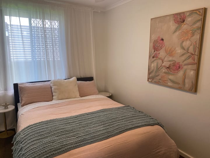 Საძინებელი 2, ორადგილიანი საწოლი, ხარისხიანი თეთრეული. Სრული ზომის გარდერობი. ჭერის ვენტილატორი. 