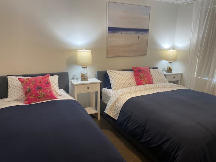 Საძინებელ 1-ში არის ორადგილიანი საწოლი, როგორც
Ისე, როგორც მარტოხელა მეფე. Ლუქს-კლასის თეთრეული ბალიშების არჩევანით. Ჭერის ვენტილატორი და გარდერობის დიდი სივრცე.